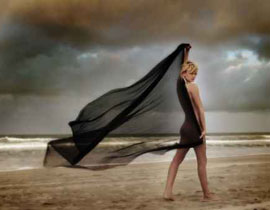 الكويت: 3 نساء تسبحن عاريات بين عشرات الشباب!! صورة رقم 1