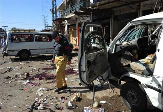 مقتل 75 باكستانيا في تفجير مزدوج نفذه تنظيم القاعدة  صورة رقم 4