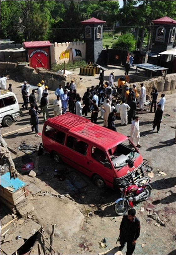 مقتل 75 باكستانيا في تفجير مزدوج نفذه تنظيم القاعدة  صورة رقم 5