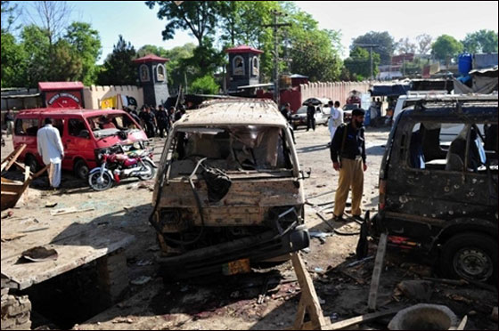 مقتل 75 باكستانيا في تفجير مزدوج نفذه تنظيم القاعدة  صورة رقم 11