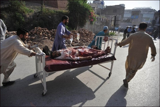 مقتل 75 باكستانيا في تفجير مزدوج نفذه تنظيم القاعدة  صورة رقم 15