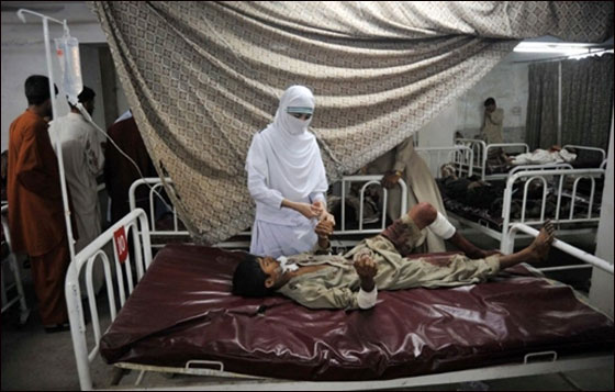 مقتل 75 باكستانيا في تفجير مزدوج نفذه تنظيم القاعدة  صورة رقم 21