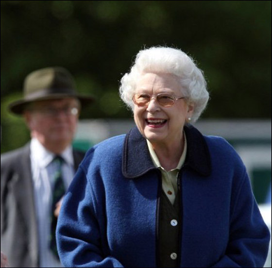 الملكة اليزابيث اطول ملوك بريطانيا جلوسا على العرش بعد الملكة فيكتوريا  صورة رقم 2