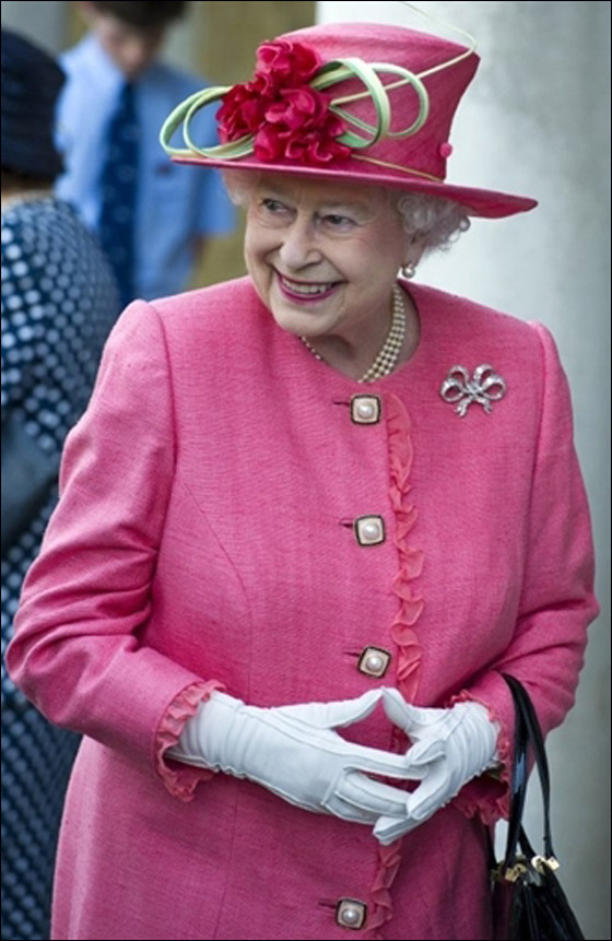 الملكة اليزابيث اطول ملوك بريطانيا جلوسا على العرش بعد الملكة فيكتوريا  صورة رقم 3