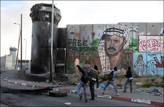 فلسطينيون يدشنون انتفاضة ثالثة ومصر تعزل سيناء لمنع يوم الزحف صورة رقم 19