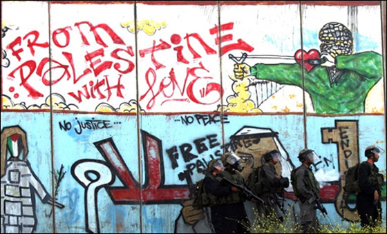 فلسطينيون يدشنون انتفاضة ثالثة ومصر تعزل سيناء لمنع يوم الزحف صورة رقم 8