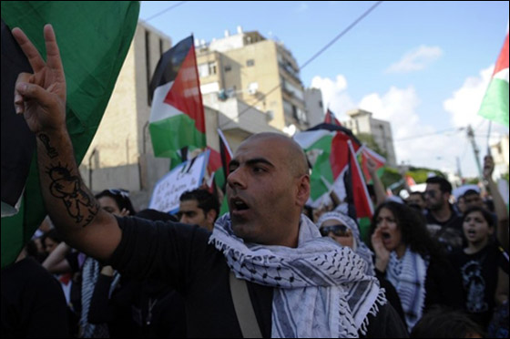 فلسطينيون يدشنون انتفاضة ثالثة ومصر تعزل سيناء لمنع يوم الزحف صورة رقم 6