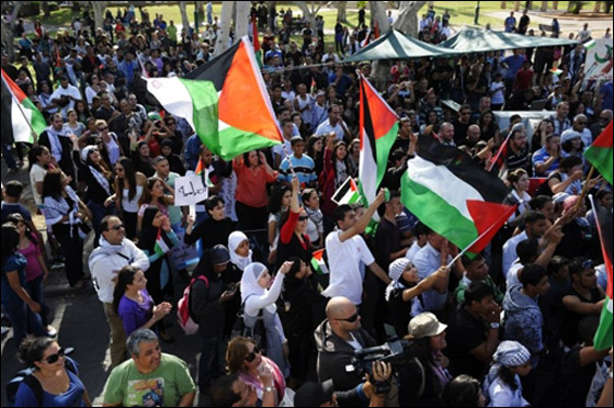 فلسطينيون يدشنون انتفاضة ثالثة ومصر تعزل سيناء لمنع يوم الزحف صورة رقم 3