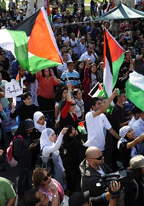 فلسطينيون يدشنون انتفاضة ثالثة ومصر تعزل سيناء لمنع يوم الزحف صورة رقم 1