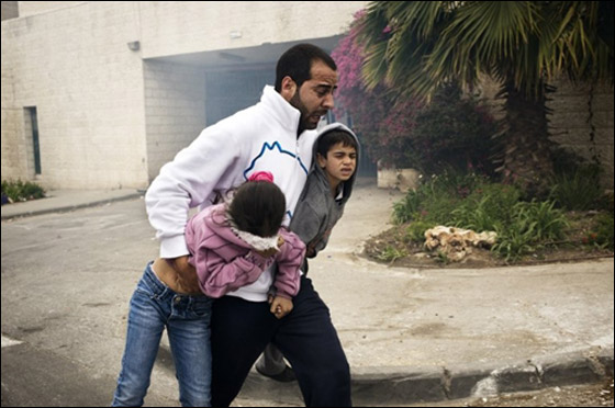 فلسطينيون يدشنون انتفاضة ثالثة ومصر تعزل سيناء لمنع يوم الزحف صورة رقم 13