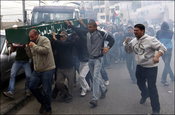 فلسطينيون يدشنون انتفاضة ثالثة ومصر تعزل سيناء لمنع يوم الزحف صورة رقم 5