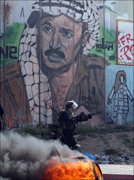 فلسطينيون يدشنون انتفاضة ثالثة ومصر تعزل سيناء لمنع يوم الزحف صورة رقم 15