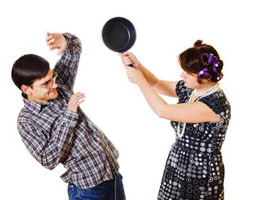 موظفة ضربت القاضي بالحذاء امام الحاضرين لتحرشه بها! صورة رقم 1