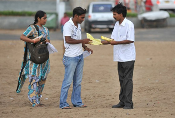 هندي يُدخل الحب للسياسة بتأسيس حزب العشاق!  صورة رقم 2