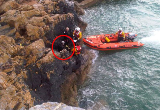 تلميذ يبلغ 13 عاما يتسلق منحدرا وينقذ امرأة غواصة من الغرق!   صورة رقم 2