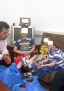 والدين فلسطينيين رموا اولادهم الثلاث وامتعتهم في الشارع! صورة رقم 1