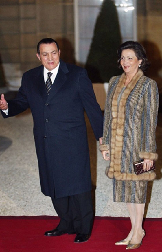 سوزان مبارك تتلقى التهاني والورود بعد قرار الافراج عنها  صورة رقم 2