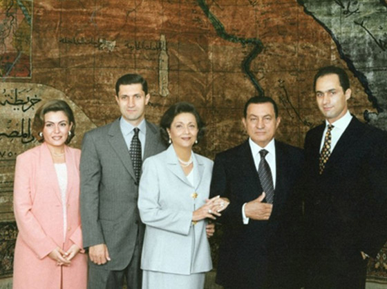 سوزان مبارك تتلقى التهاني والورود بعد قرار الافراج عنها  صورة رقم 3