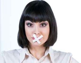 معلمة وضعت اشرطة لاصقة على افواه طالبات لاسكاتهن.. فطردت! صورة رقم 1