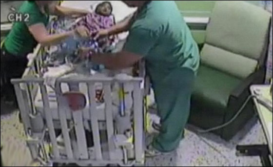 كاميرات في مشفى تلتقط جريمة ام تحاول خنق مولودها!!  صورة رقم 3