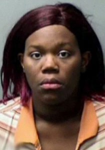 كاميرات في مشفى تلتقط جريمة ام تحاول خنق مولودها!!  صورة رقم 1