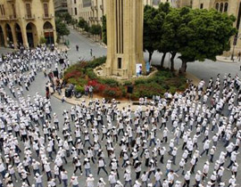 السفيرة البريطانية فرانسيس غاي ترقص مع تلامذة لبنان وسط بيروت صورة رقم 1 السفيرة البريطانية فرانسيس غاي ترقص مع تلامذة لبنان وسط بيروت صورة رقم 1