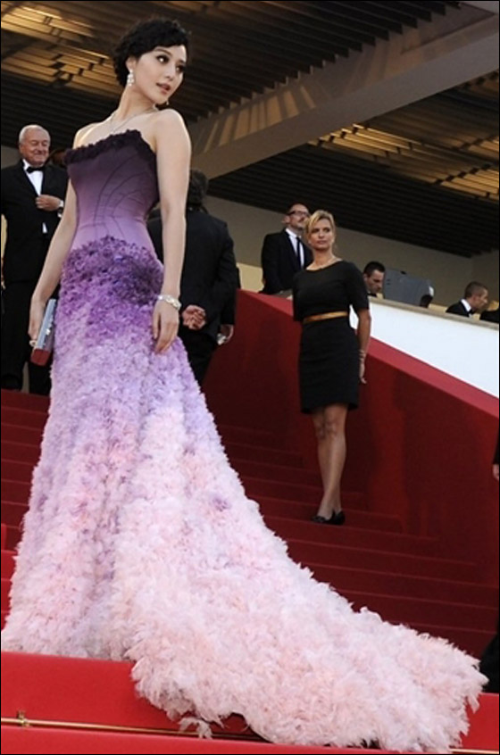 بالصور.. مسلسلات اون لاين ينقل لكم أزياء النجمات العالميات في مهرجان كان! صورة رقم 3