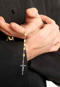 قس ايطالي متهم بالاعتداء على الاطفال يعترف باصابته بـ