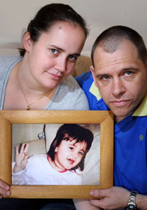 ماساة: عائلة تفقد طفلتها وتنتظر موت طفلتين تحملان مرضا قاتلا! صورة رقم 1