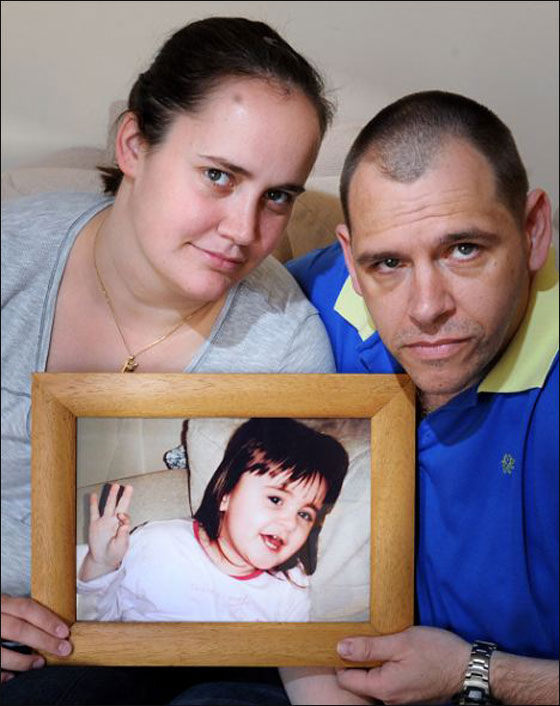 ماساة: عائلة تفقد طفلتها وتنتظر موت طفلتين تحملان مرضا قاتلا! صورة رقم 3