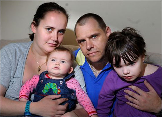 ماساة: عائلة تفقد طفلتها وتنتظر موت طفلتين تحملان مرضا قاتلا! صورة رقم 2