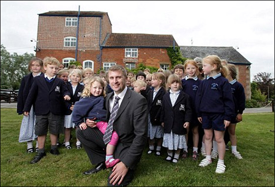 اب يمنع اغلاق مدرسة طفلته بشرائها مقابل مليون يورو!! صورة رقم 3 اب يمنع اغلاق مدرسة طفلته بشرائها مقابل مليون يورو!! صورة رقم 3