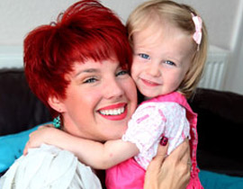 أم تحقق حلمها وتعانق ابنتها بعد ثلاث سنوات من العذاب! صورة رقم 1 أم تحقق حلمها وتعانق ابنتها بعد ثلاث سنوات من العذاب! صورة رقم 1