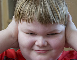 أم تمنع ابنها من الذهاب للمدرسة بسبب خوفه من الضوضاء! صورة رقم 1 أم تمنع ابنها من الذهاب للمدرسة بسبب خوفه من الضوضاء! صورة رقم 1