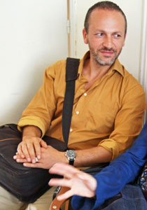 صحفي جزائري: الامن السوري هددني بقطع اعضائي التناسلية! صورة رقم 1 صحفي جزائري: الامن السوري هددني بقطع اعضائي التناسلية! صورة رقم 1