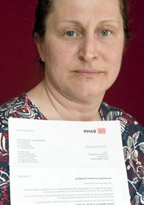 سائقة حافلة تفقد عملها بعد انقاذها لضفدع على الشارع! صورة رقم 1