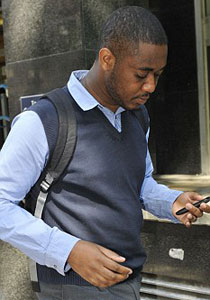 شرطي يتورط في علاقة حميمة مع قاصرة تبلغ 14 عاما! صورة رقم 1