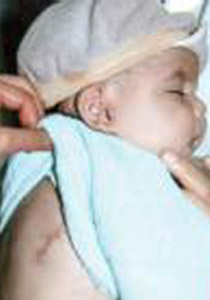 جزائري لم يحتمل بكاء طفله الرضيع.. فحرقه بمصباح كهربائي!!! صورة رقم 1