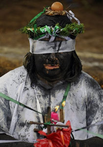 بالصور.. كاهن يطرد الارواح الشريرة باغرب طقس ديني!!  صورة رقم 1