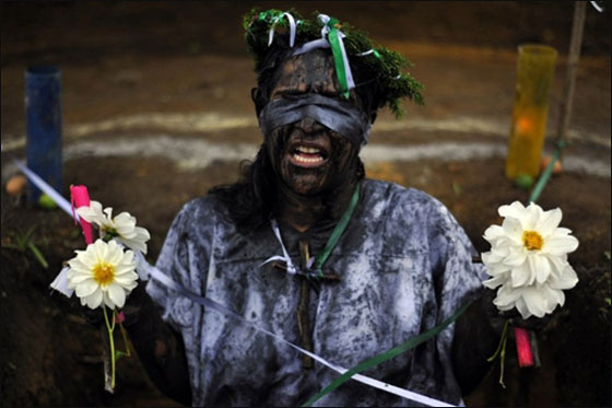 بالصور.. كاهن يطرد الارواح الشريرة باغرب طقس ديني!!  صورة رقم 4