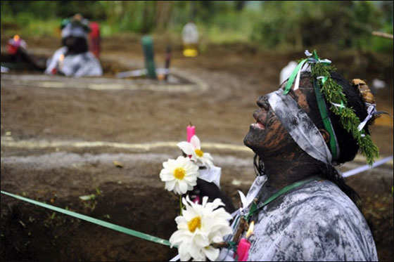 بالصور.. كاهن يطرد الارواح الشريرة باغرب طقس ديني!!  صورة رقم 8