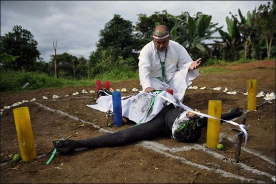 بالصور.. كاهن يطرد الارواح الشريرة باغرب طقس ديني!!  صورة رقم 11