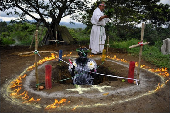 بالصور.. كاهن يطرد الارواح الشريرة باغرب طقس ديني!!  صورة رقم 13