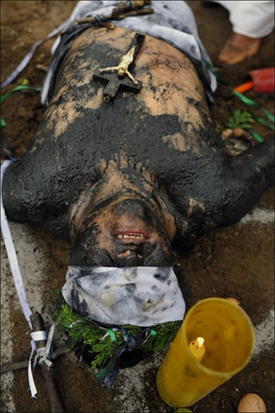 بالصور.. كاهن يطرد الارواح الشريرة باغرب طقس ديني!!  صورة رقم 16