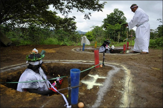 بالصور.. كاهن يطرد الارواح الشريرة باغرب طقس ديني!!  صورة رقم 6