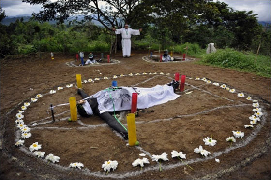 بالصور.. كاهن يطرد الارواح الشريرة باغرب طقس ديني!!  صورة رقم 12