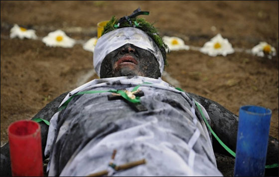 بالصور.. كاهن يطرد الارواح الشريرة باغرب طقس ديني!!  صورة رقم 7