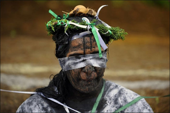 بالصور.. كاهن يطرد الارواح الشريرة باغرب طقس ديني!!  صورة رقم 9