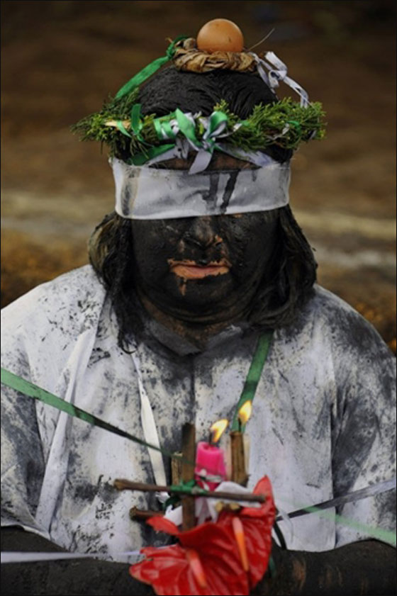 بالصور.. كاهن يطرد الارواح الشريرة باغرب طقس ديني!!  صورة رقم 14