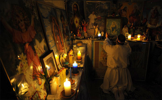 بالصور.. كاهن يطرد الارواح الشريرة باغرب طقس ديني!!  صورة رقم 10